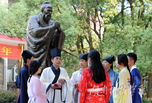 学子身着华丽汉服听师者传道