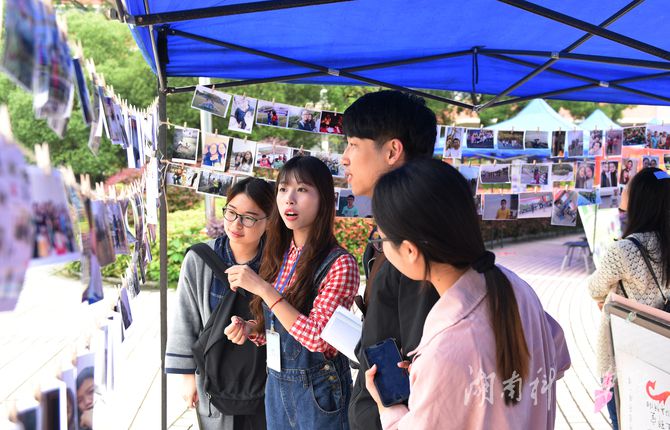 图为土木与环境工程学院学生参观“心灵照片”，回忆与父母在一起的时光，感恩父母情