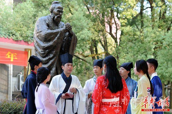 学子听师者传道。资料图